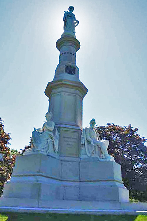 statue soldiers' monument